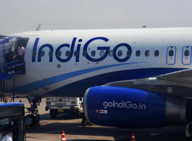 passengers_deboarding_indigo_airbus_a320_aircraft-1.jpg