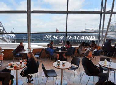 passengers_wait_to_fly_at_auckland_airport.jpg