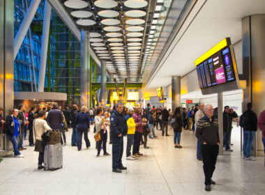 people_waiting_for_arrivals_in_heathrow_airport.jpg