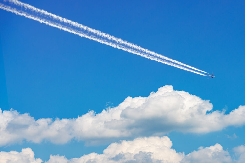 picture_of_an_aircraft_flying_with_a_contrail.jpg