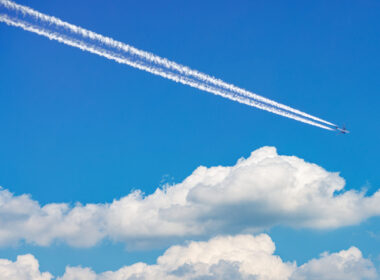 picture_of_an_aircraft_flying_with_a_contrail.jpg