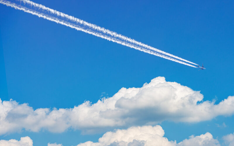 picture_of_an_aircraft_flying_with_a_contrail.jpg