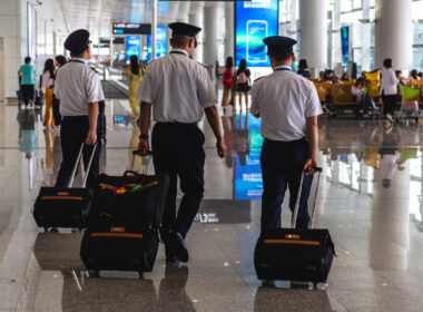 pilots in airport w luggage