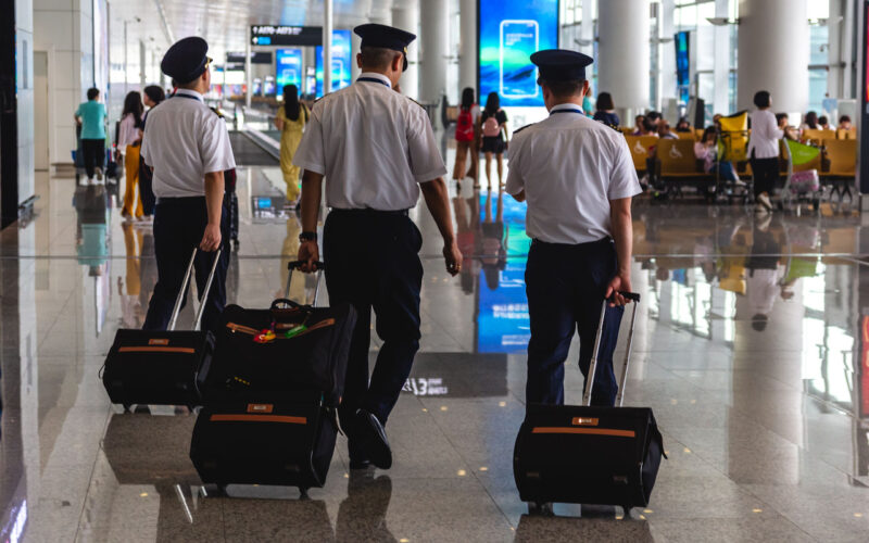 pilots in airport w luggage