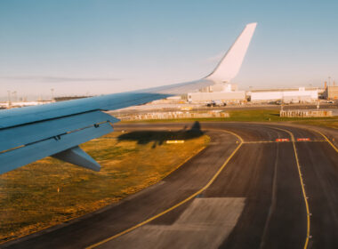 plane_landing_in_copenhagen_airport.jpg