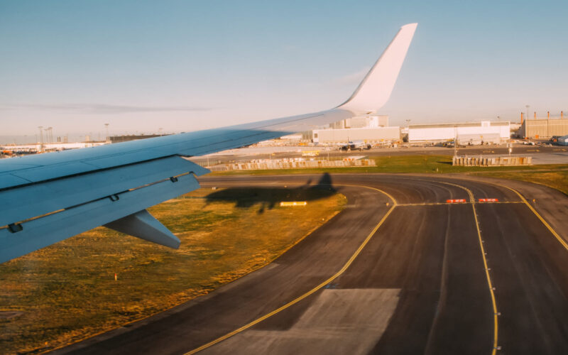 plane_landing_in_copenhagen_airport.jpg