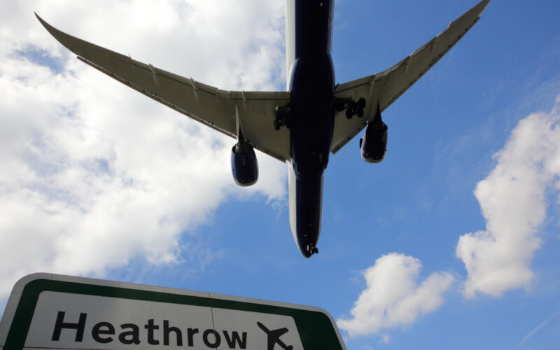 plane_landing_in_heathrow_airport_london.jpg