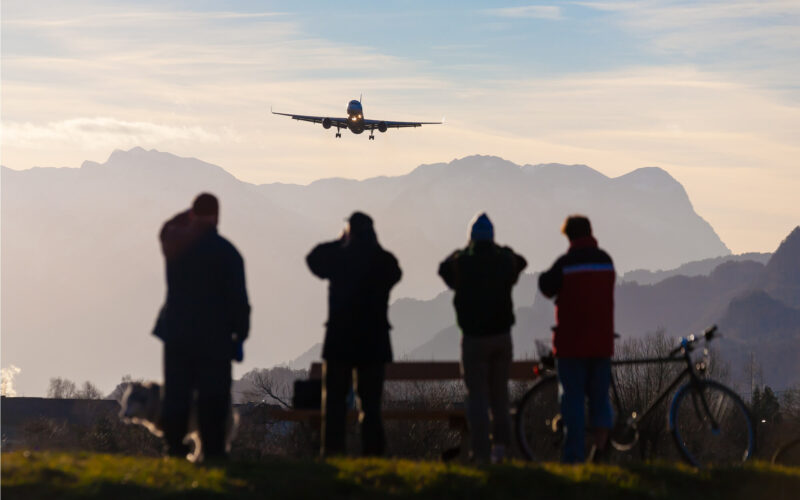 planespotters_photographing_a_plane_in_the_mountains.jpg