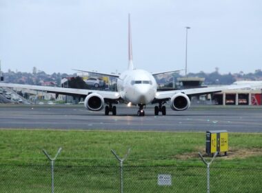 qantas_737_turning_off_runway.jpg