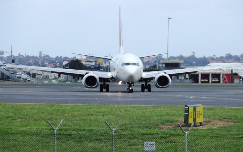 qantas_737_turning_off_runway.jpg