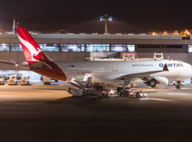 qantas_a330_narita_airport.jpg