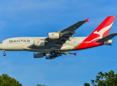 qantas_airbus_a380_vh-oqk_landing_at_singapore_changi_airport.jpg