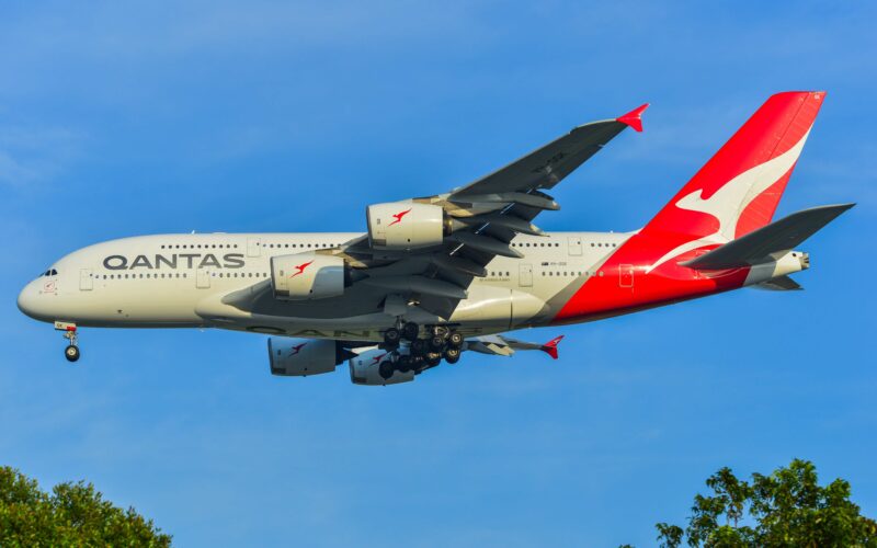 qantas_airbus_a380_vh-oqk_landing_at_singapore_changi_airport.jpg