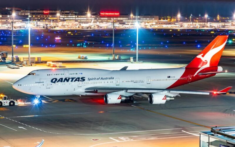 qantas_airways_boeing_747_400er_at_airport_night.jpg