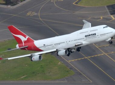 qantas_b747-400_city_of_canberra_taking_off_on_its_final_flight.jpg