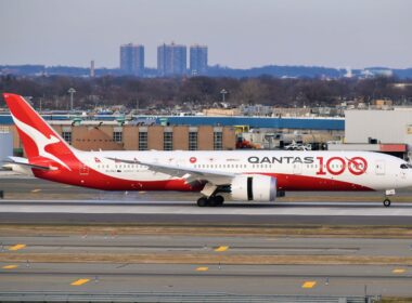 qantas_boeing_787-9_dreamliner_vh-znj_100th_anniversary_livery_landing_at_jfk_airport-1.jpg