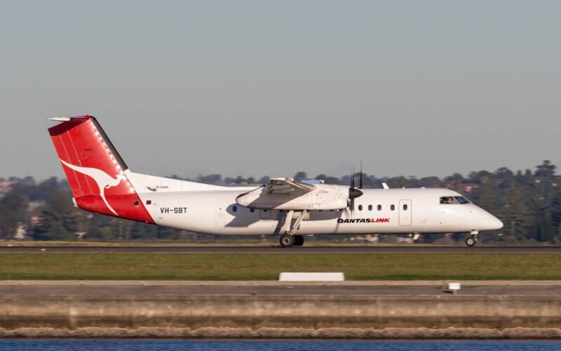 qantaslink_dash_8_at_sydney_airport.jpg