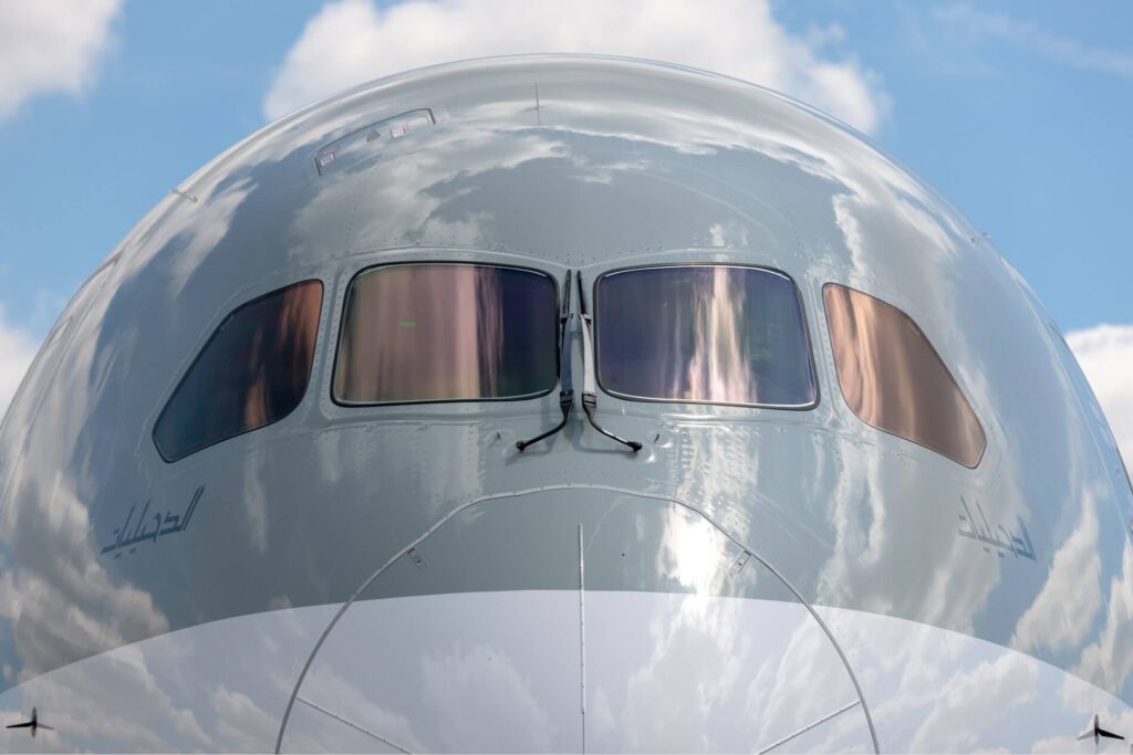 qatar_airways_boeing_787-8_dreamliner_in_farnborough_uk.jpg