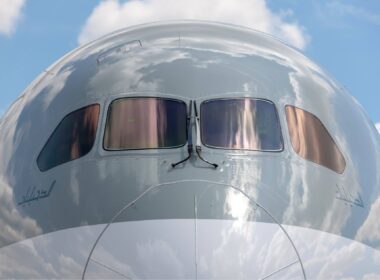 qatar_airways_boeing_787-8_dreamliner_in_farnborough_uk.jpg