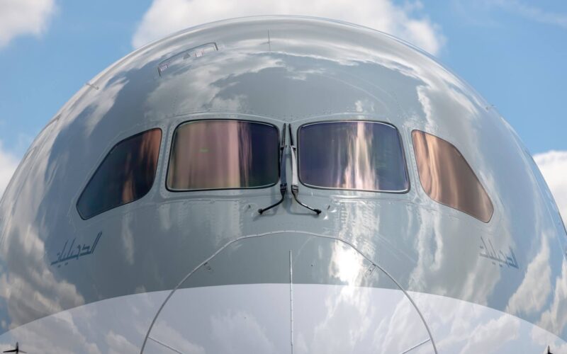 qatar_airways_boeing_787-8_dreamliner_in_farnborough_uk.jpg