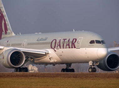 qatar_airways_boeing_787_dreamliner_at_moscow_domodedovo_international_airport.jpg