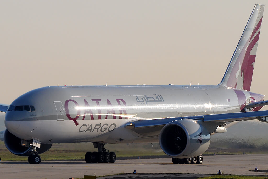 qatar_airways_cargo_boeing_777f_in_frankfurt.jpg