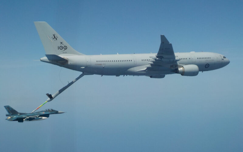 raaf_kc-30a_and_jasf_f-2a_mid-air_refueling_test_1.jpg