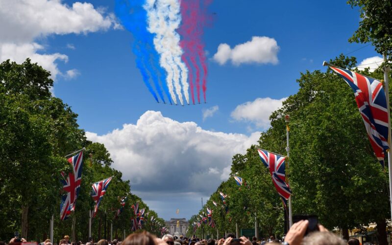 red_arrows_flypast_with_tricolour.jpg