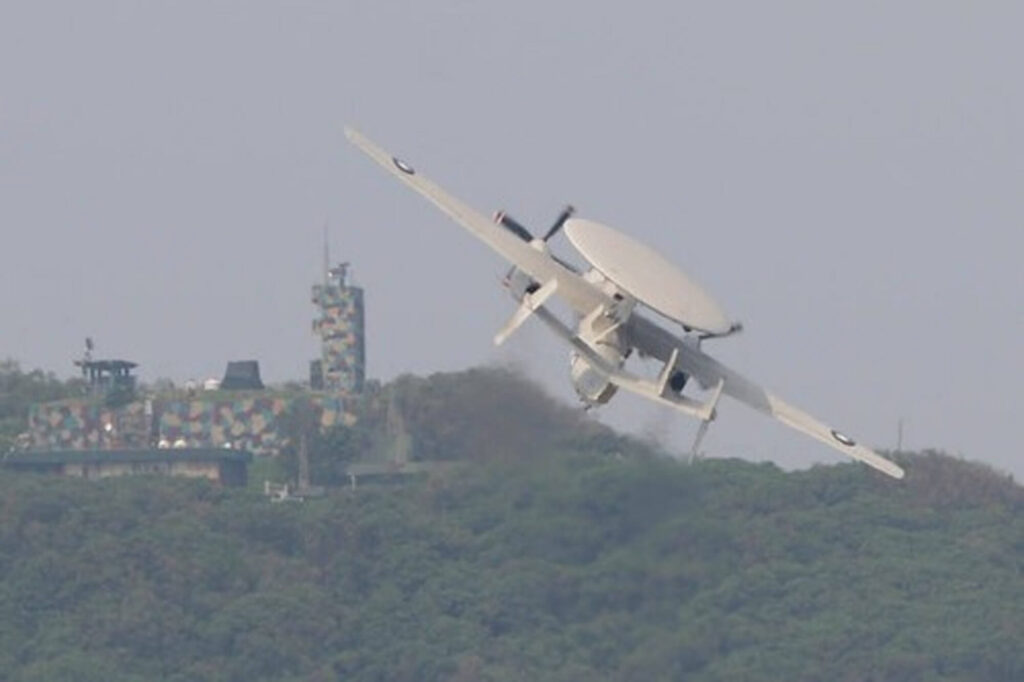 rocaf_e-2_hawkeye_early_warning_aircraft.jpg