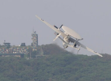 rocaf_e-2_hawkeye_early_warning_aircraft.jpg