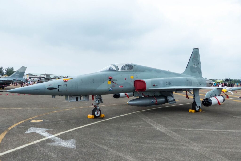 rocaf_f-5e_5267_display_at_ching_chuang_kang_afb_apron_20140719.jpg