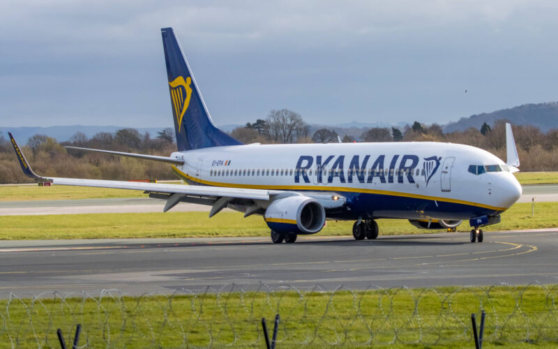 ryanair_737_landing_at_manchester-1.jpg