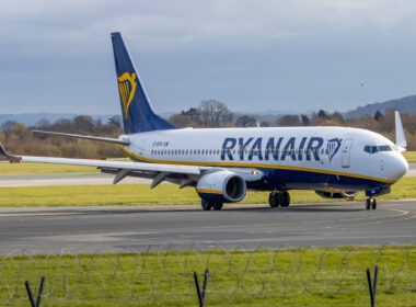 ryanair_737_landing_at_manchester.jpg