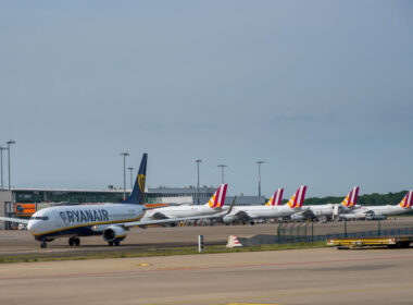 ryanair_boeing_737_and_germanwings_airbus_a320_at_cologne_airport-1.jpg