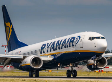 ryanair_boeing_737_departing_an_airport.jpg