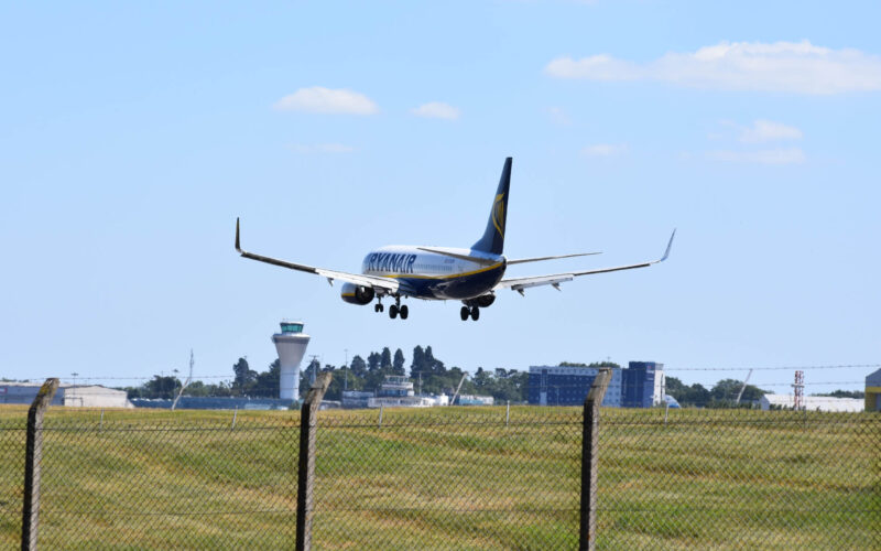 ryanair_boeing_737_landing_at_birmingham_airport.jpg