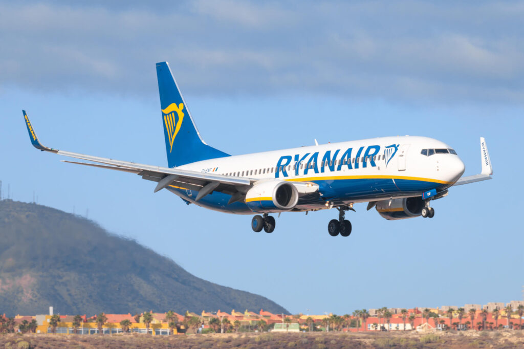 ryanair_boeing_737_landing_at_tenerife_airport_tfs.jpg