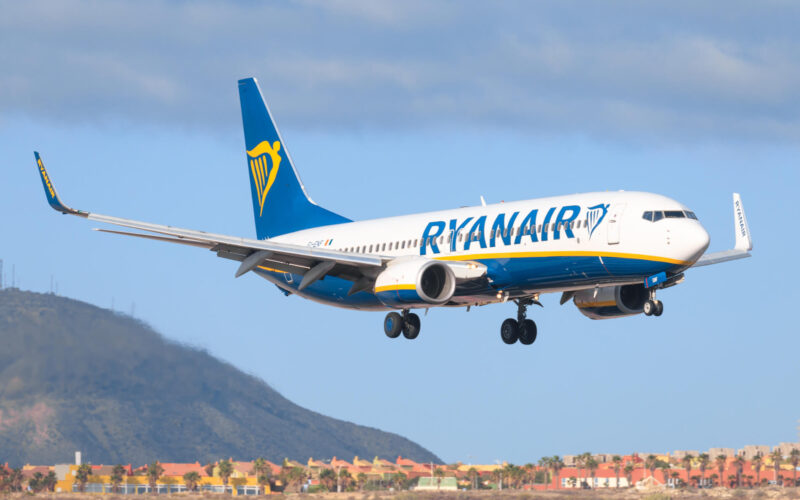 ryanair_boeing_737_landing_at_tenerife_airport_tfs.jpg