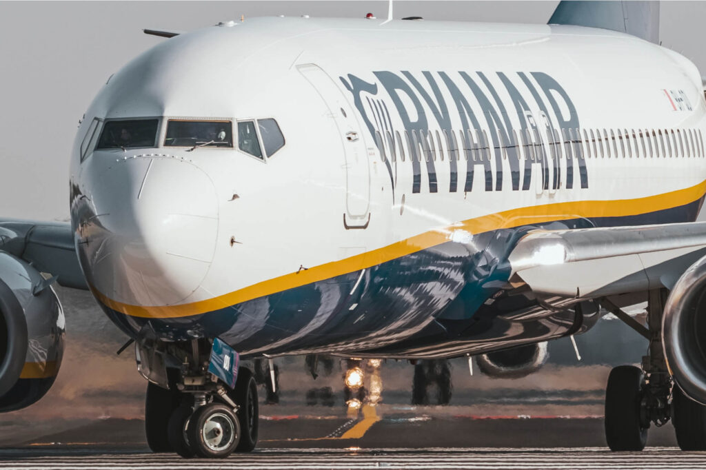 ryanair_boeing_737_lined_up_for_take_off.jpg