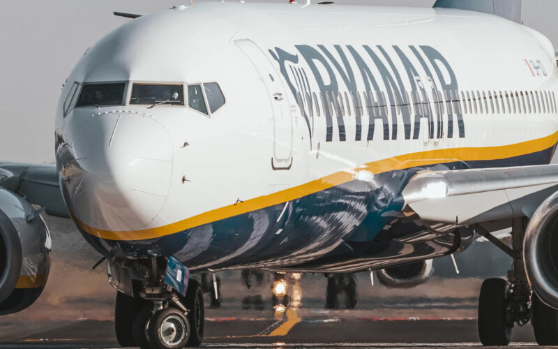 ryanair_boeing_737_lined_up_for_take_off.jpg