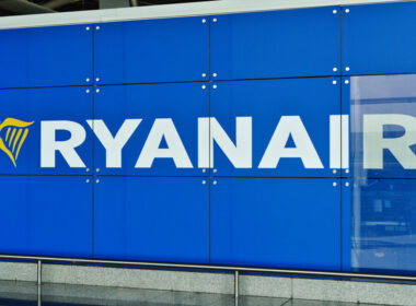 ryanair_logo_in_porto_airport.jpg