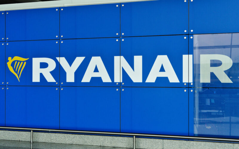 ryanair_logo_in_porto_airport.jpg