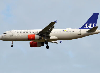 sas_oy-kao_airbus_a320-232_30334989447.jpg