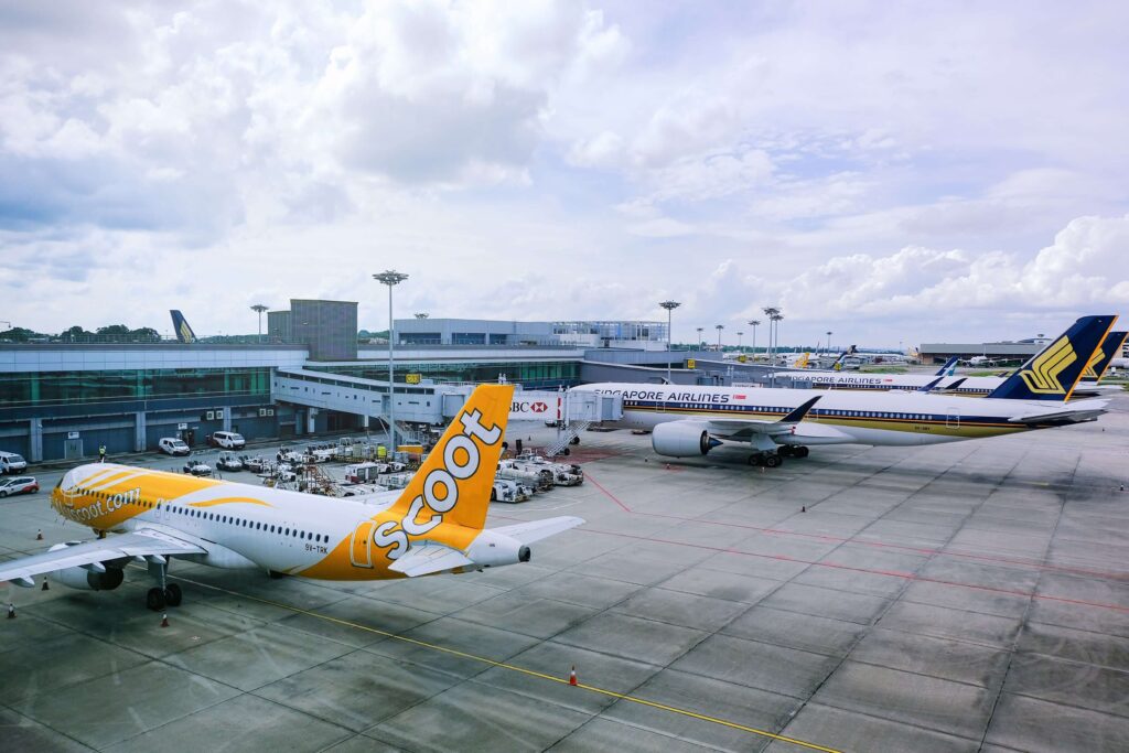 scoot__singapore_airlines_planes_parked_at_changi_airport-min.jpg