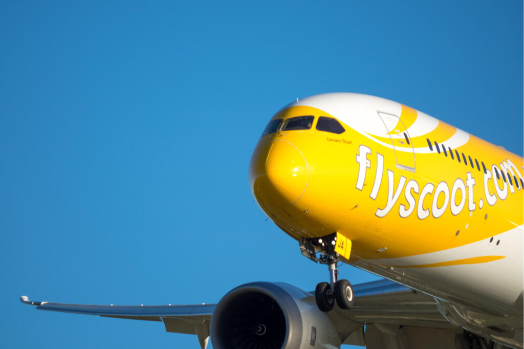 scoot_airlines_787_dreamliner_landing_at_gold_coast_airport.jpg