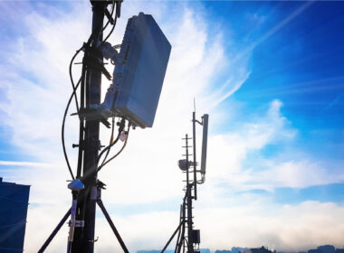 silhouette_of_a_5g_base_station_on_a_telecommunication_mast.jpg