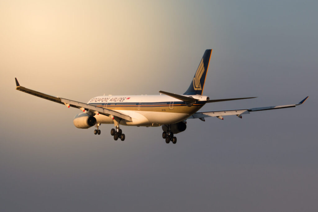 singapore_airlines_airbus_a330_landing_in_bangkok.jpg