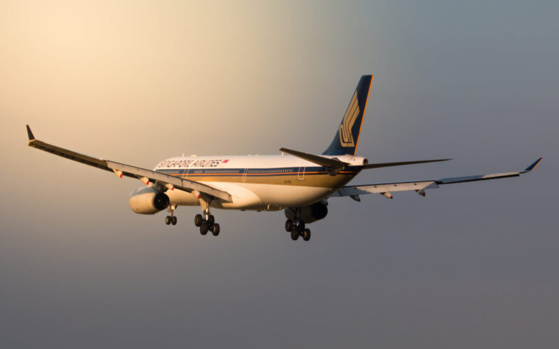 singapore_airlines_airbus_a330_landing_in_bangkok.jpg