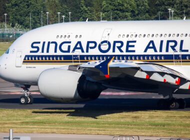 singapore_airlines_airbus_a380_taxiing_at_manchester_airport_man.jpg