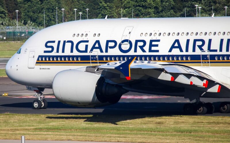 singapore_airlines_airbus_a380_taxiing_at_manchester_airport_man.jpg